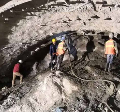 商水隧道拱顶带模注浆料，微膨胀注浆料的特点及施工工艺